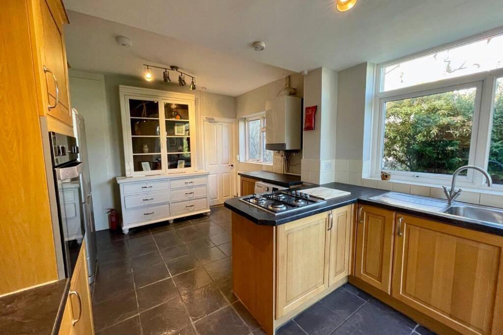 Large House Near Victoria Park For Groups, 10 Mins Bus To City Centre Cardiff Exteriér fotografie