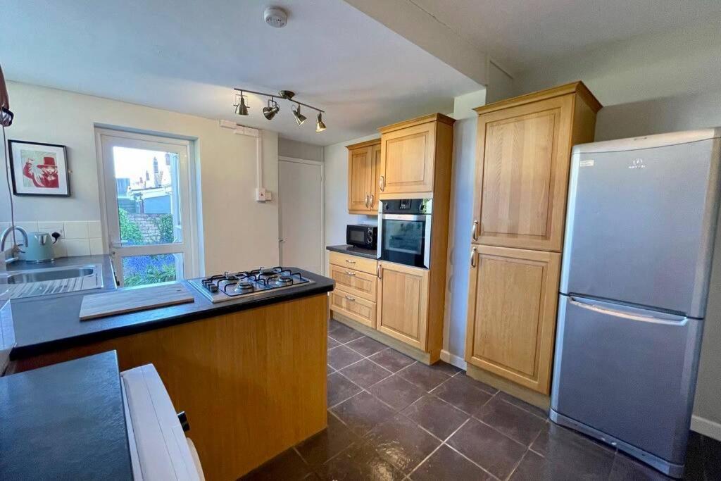 Large House Near Victoria Park For Groups, 10 Mins Bus To City Centre Cardiff Exteriér fotografie