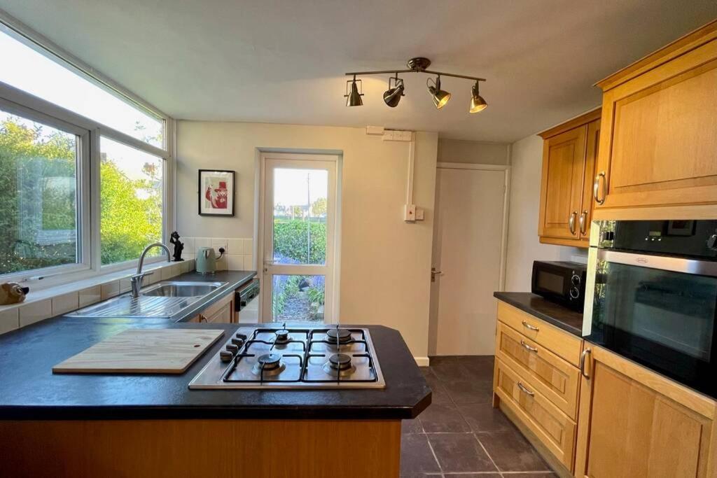 Large House Near Victoria Park For Groups, 10 Mins Bus To City Centre Cardiff Exteriér fotografie